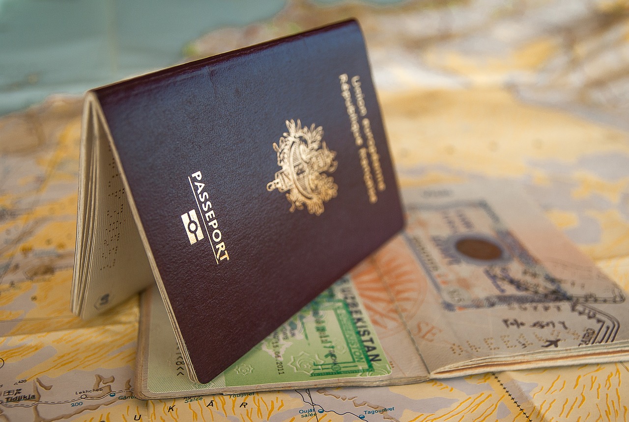 Visual comparison between India’s e-Medical Visa and Regular Medical Visa with digital and paper-based formats for international patients