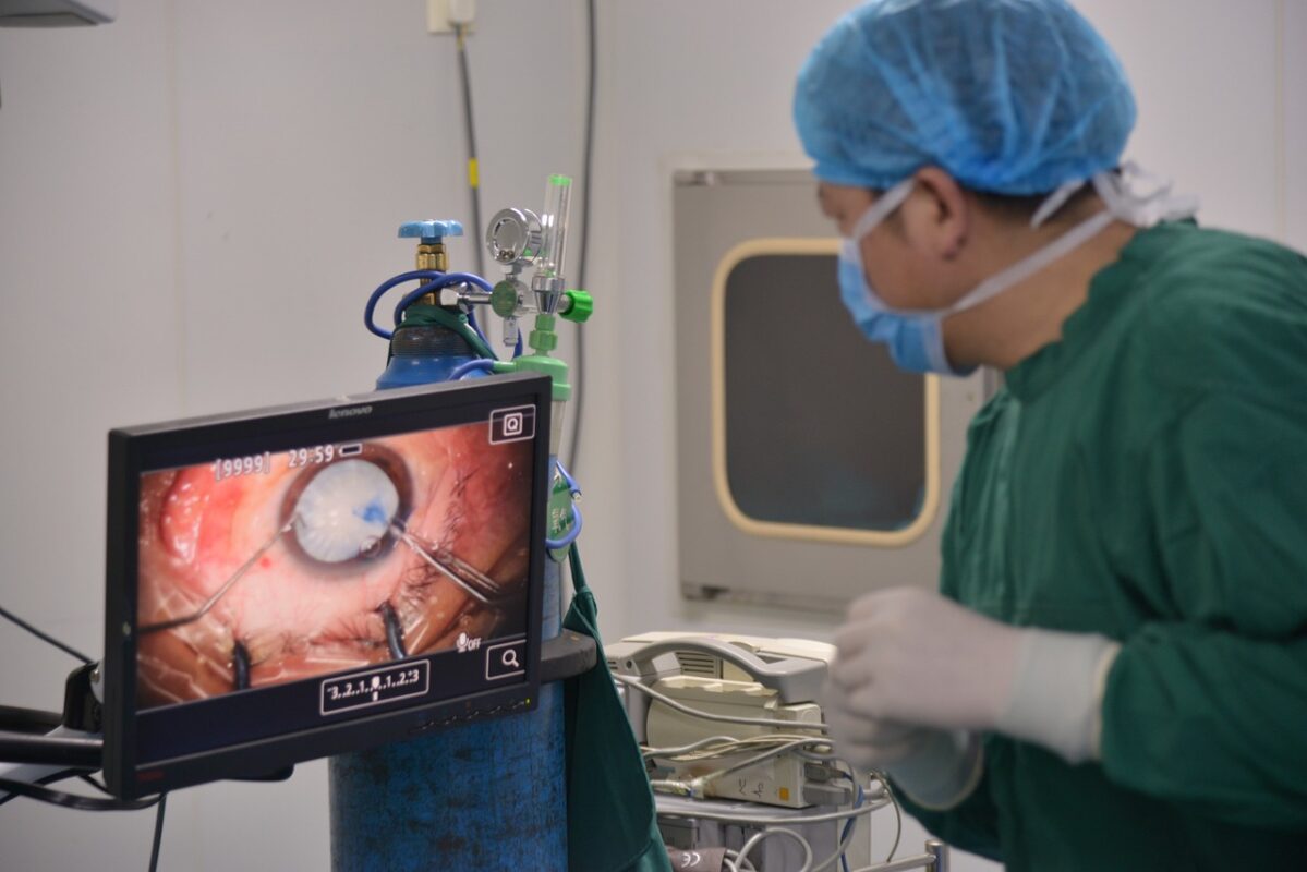 Best spine surgeon in India performing minimally invasive spinal fusion at a JCI-accredited hospital – advanced robotic surgery technology.